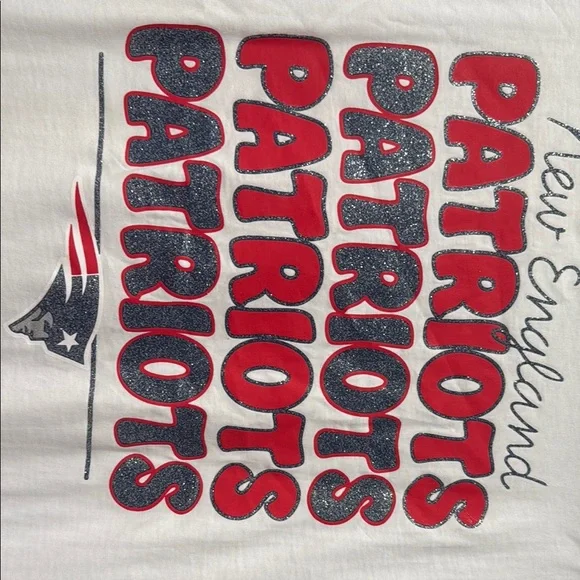 New England Patriots Sparkly Women White Graphic T-Shirt - Picture 3 of 4